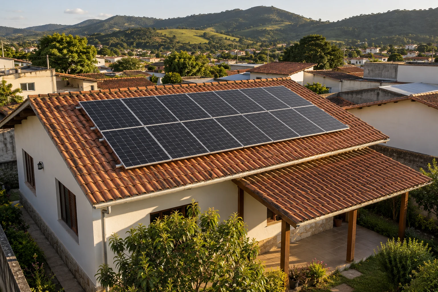 Casa de alvenaria com painéis solares no telhado cerâmico, morros e vizinhança de inspiração mineira — imagem ilustrativa gerada com IA